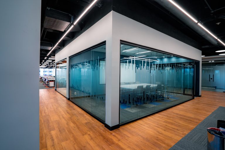 Montagem de divisórias corporativas