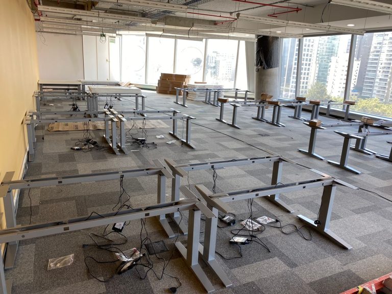 Bases metálicas para suporte de mesa