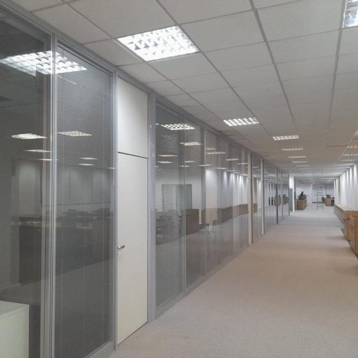 Relayout de mobiliários e divisórias